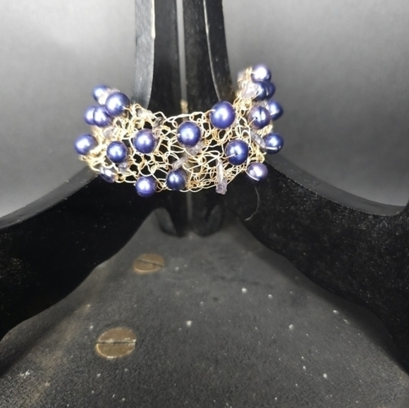 Handmade crocheted bracelet with blue pearls and iolite chip beads - Picture 6 of 11